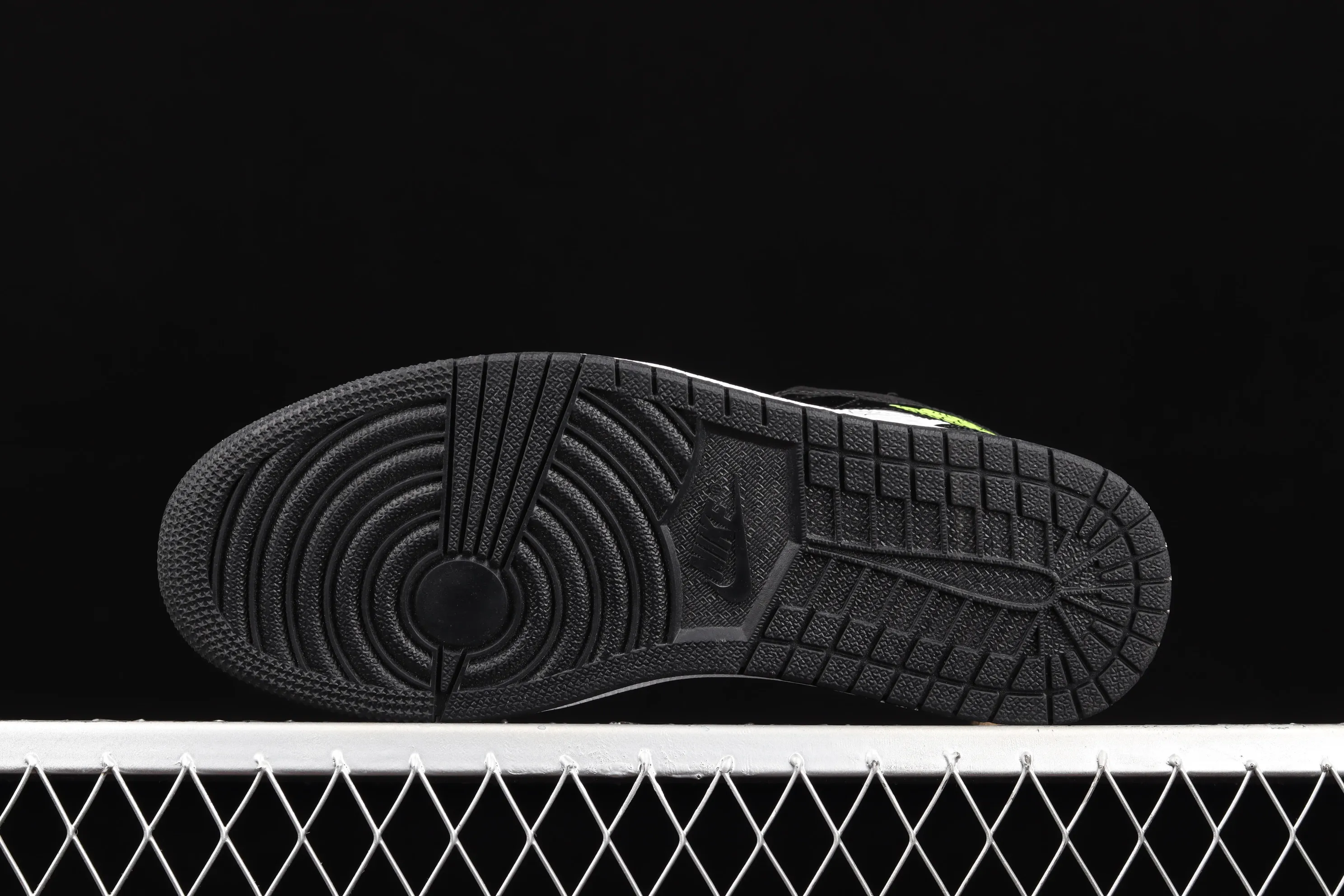 All categories Air Jordan Jordan series basketball shoes Air Jordan 1 Mid Air Jordan 1 Mid SE AJ1 Joe 1 white and black mid-top basketball shoes DC4099-100